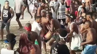 El joven fallecido, trasladado en brazos por varios ba&ntilde;istas.&nbsp;