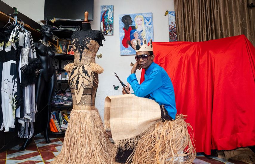 El diseñador de moda gabonés Chouchou Lazare posa para un retrato dentro de su taller de sastrería en Libreville el 9 de febrero de 2026.