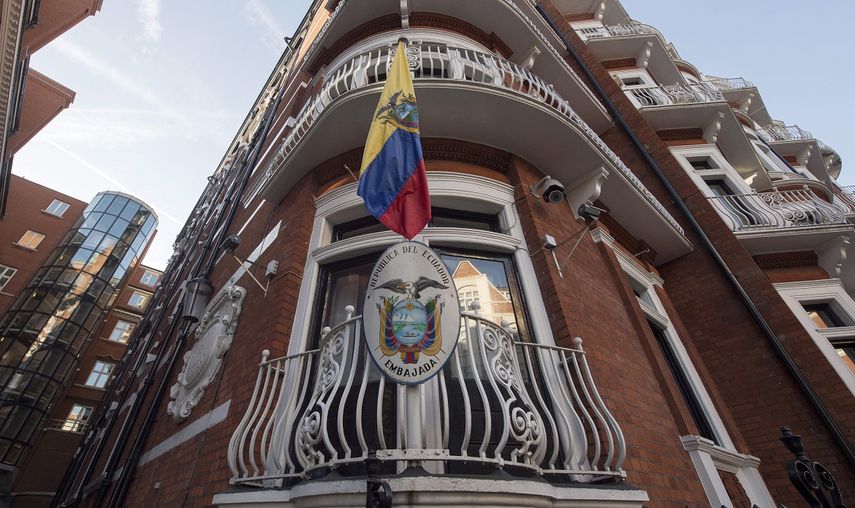 Ecuador le concedió asilo a&nbsp;&nbsp;Assange&nbsp;en 2012 y desde entonces vive en su embajada en Londres.