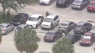 Equipos del SWAT revisaron el estacionamiento de la escuela.&nbsp;