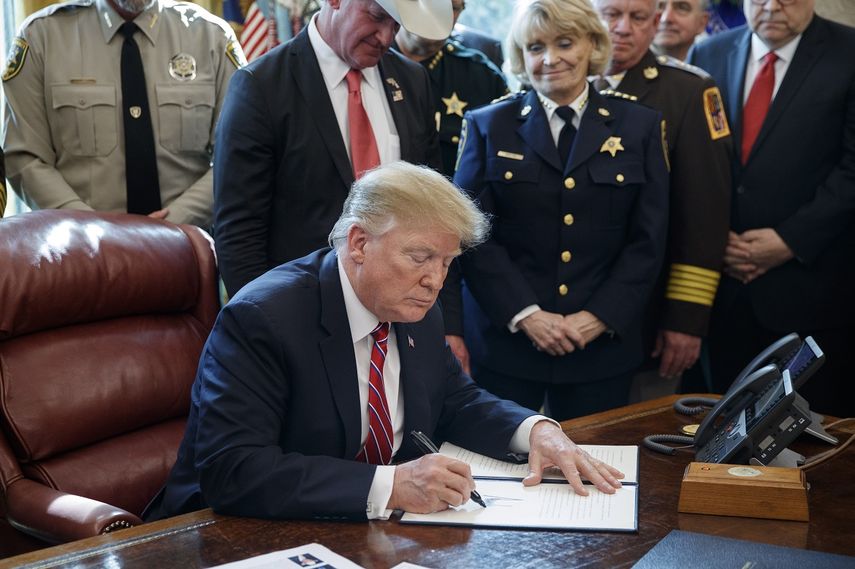 El presidente Donald Trump firma el veto a la resolución del Congreso que&nbsp;insta a la Casa Blanca a poner fin a la emergencia nacional.