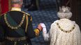 En esta foto de archivo tomada el 14 de octubre de 2019, la reina Isabel II se va con el príncipe Carlos después de pronunciar el discurso de la reina en la apertura estatal del parlamento en Londres. Podrían pasar meses o incluso más tiempo antes de la coronación formal de Carlos en Inglaterra.