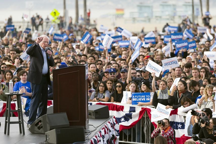 En imagen de archivo del 21 de diciembre de 2019, el precandidato dem&oacute;crata a la presidencia, el senador Bernie Sanders, ofrece un discurso durante un acto de campa&ntilde;a en Venice, California.