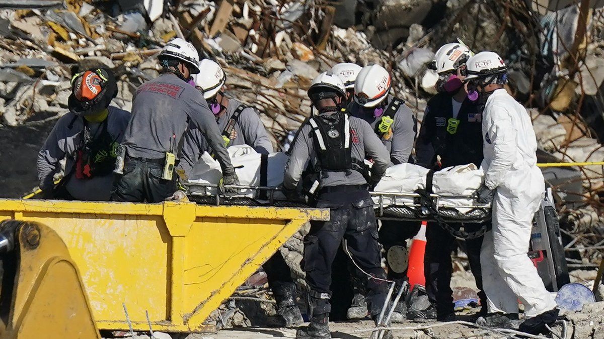Rescatista halla el cuerpo de su hija entre los escombros