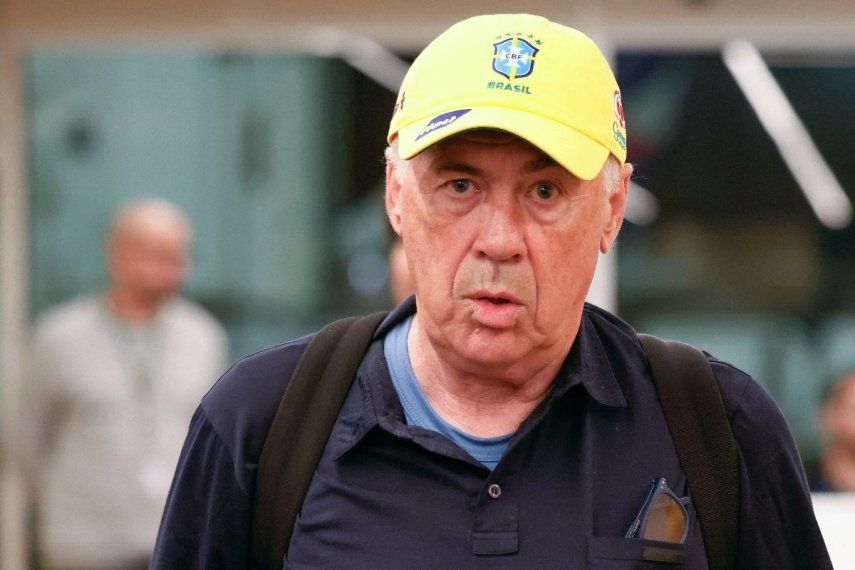 Esta fotografía, publicada por la Confederación Brasileña de Fútbol (CBF), muestra al nuevo entrenador de la selección brasileña, el italiano Carlo Ancelotti, llegando al Aeropuerto Internacional Galeao en Río de Janeiro, Brasil, el 25 de mayo de 2025.