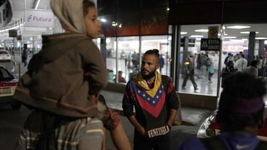 Migrantes venezolanos esperan un bus que los lleve hacia el norte, en la estación de autobuses del norte, en la Ciudad de México, el 13 de octubre de 2022. Washington anunció en la víspera que los venezolanos que crucen su frontera nadando o a pie serán devueltos inmediatamente a México y no tendrán derecho a solicitar asilo.&nbsp;