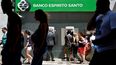 Los peatones pasan por la sede del BES (Banco de Espíritu Santo) en Lisboa el 7 de agosto de 2014.
