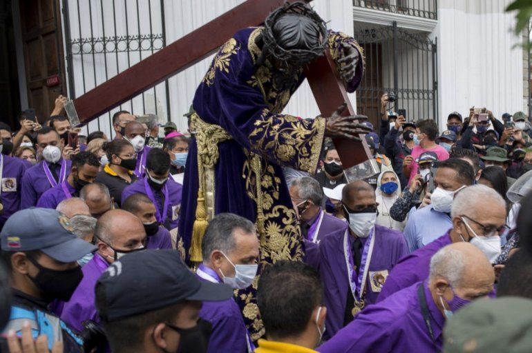 Venezolanos asisten a procesión de El Nazareno pese al COVID