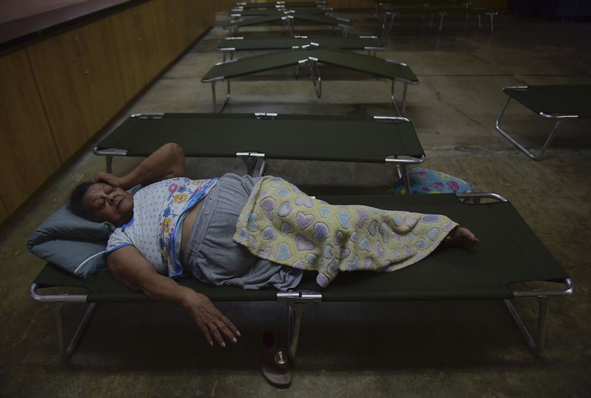 Luz Aponte Vel&aacute;zquez descansa en un catre en la escuela secundaria Ramon Qui&ntilde;ones Medina, uno de los refugios habilitados en la municipal&iacute;a de Yabucoa, antes de la llegada de la tormenta tropical Karen, en Yabucoa, Puerto Rico, el 24 de septiembre de 2019.&nbsp;