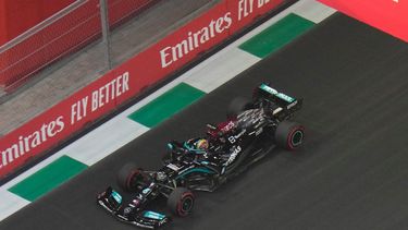 El Mercedes del británico Lewis Hamilton en acción durante la primera sesión de práctica para el Gran Premio de Arabia Saudí de la Fórmula 1