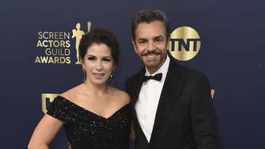 Alessandra Rosaldo y Eugenio Derbez llegan a la ceremonia de los Premios SAG en el Barker Hangar, el domingo 27 de febrero de 2022 en Santa Mónica, California.