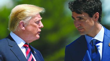 El presidente Donald J. Trump y el primer ministro canadiense, Justin Trudeau, se saludan luego de intercambiar airados mensajes sobre la guerra de aranceles.