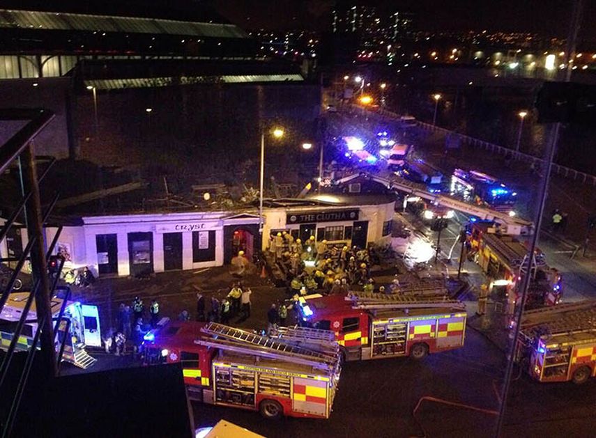 Fotografía difundida en Twitter que muestra un helicóptero de la policía estrellado sobre el techo del pub The Clutha Bar, en Glasgow, Escocia, el viernes. (AP)