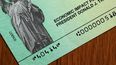 Foto de un cheque e estímulo entregado para ayudar a los residentes en medio de la pandemia del COVID-19