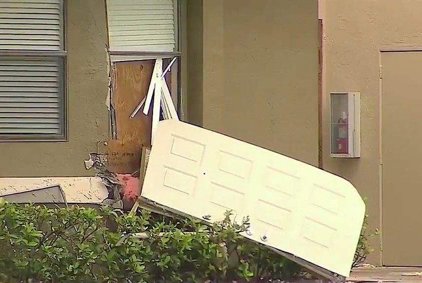 La mujer utilizó una puerta como barricada para enfrentarse a la Policía.