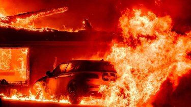 Un automóvil y una casa arden durante el incendio de Eaton en el área de Altadena del condado de Los Ángeles, California, el 8 de enero de 2025.
