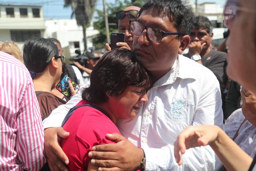 Simpatizantes de la Alianza Popular Revolucionaria Americana reaccionan afuera del hospital Casimiro Ulloa tras conocerse la muerte del expresidente Alan García, este 17 de abril de 2019 en Lima, Perú.