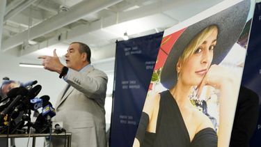 Brian Panish, a la izquierda, un abogado de la familia de la difunta directora de fotografía Halyna Hutchins, habla en una conferencia de prensa junto a un retrato de ella el martes 15 de febrero de 2022 en Los Ángeles. La familia de fotógrafa, que murió baleada en el plató de la película Rust, anunciaron una demanda contra Baldwin y los productores del filme por homicidio por negligencia.