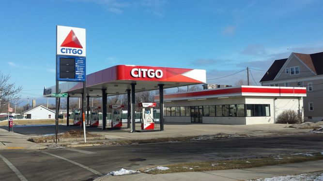 Citgo posee tres instalaciones de petróleo en Corpus Christi, Texas; Lake Charles, Louisiana; y Lemont, Illinois, además de oleoductos y gasoductos en los EEUU.