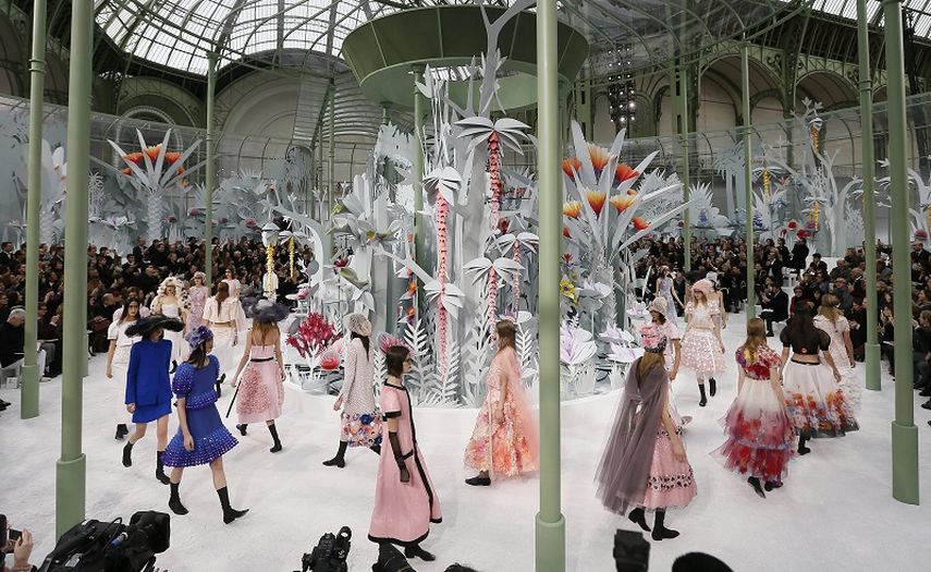 Varias modelos desfilan con diseños de la colección primavera-verano de Chanel durante la Semana de la Moda en París. (EFE). 