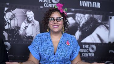Marisol La Marisoul Hern&aacute;ndez llega al evento JONI 75: A Birthday Celebration en Los Angeles el 7 de noviembre de 2018. La vocalista de La Santa Cecilia debuta el viernes como solista con el disco en vivo La Marisoul and The Love Notes Orchestra.&nbsp;