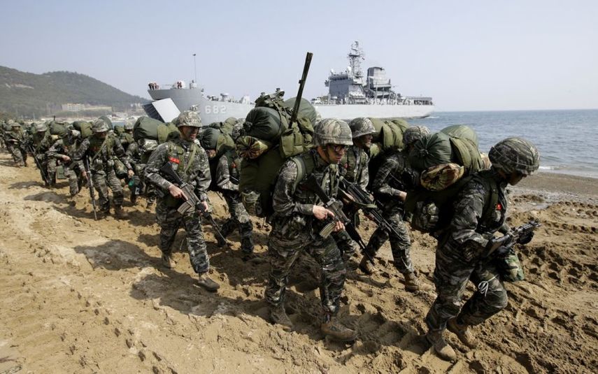 Soldados surcoreanos marchan luego de llegar a una playa durante unos ejercicios militares conjuntos de Estados Unidos y Corea del Sur, en la ciudad surcoreana de Pohang.&nbsp;