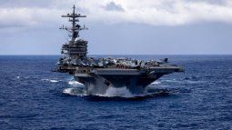 El portaaviones de la clase Nimitz USS George H.W. Bush (CVN 77) navega en el Océano Índico en el área de responsabilidad del Comando Central de EEUU. El portaaviones de la clase Nimitz USS George H.W. Bush (CVN 77) navega en el Océano Índico en el área de responsabilidad del Comando Central de EEUU.