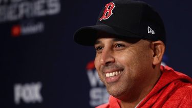 Cora es el primer manager boricua y el segundo latinoamericano en ganar una Serie Mundial.