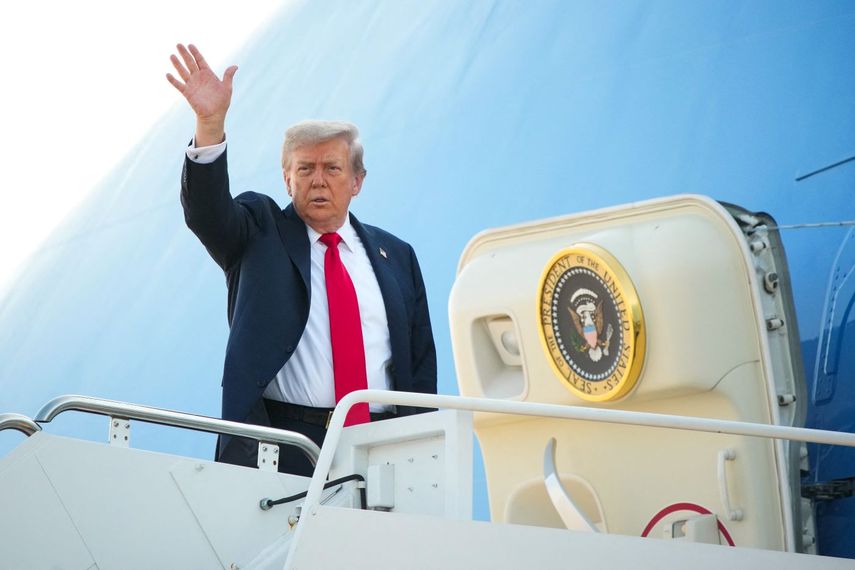 El presidente Donald J. Trump saluda antes de partir hacia Alaska para su encuentro con su homólogo ruso Vladimir Putin.