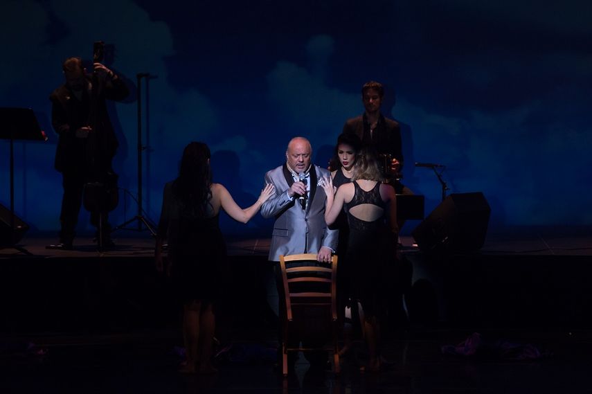 Alfredo Lérida cantando durante el nuevo show de Tango Lovers, I´m Tango.&nbsp;