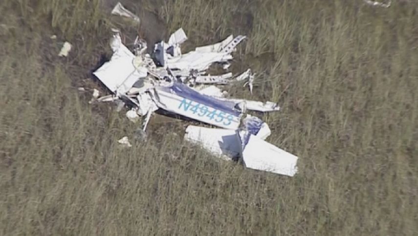 Imágenes aéreas del canal Sky 10 mostraban un cuerpo tendido junto a los restos de la pequeña avioneta, en una zona con gran presencia de cocodrilos.