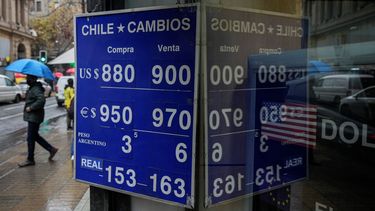 Un tablero muestra los tipos de cambio cruzados entre las monedas extranjeras y el peso chileno, en Santiago, Chile, el jueves 23 de junio de 2022.