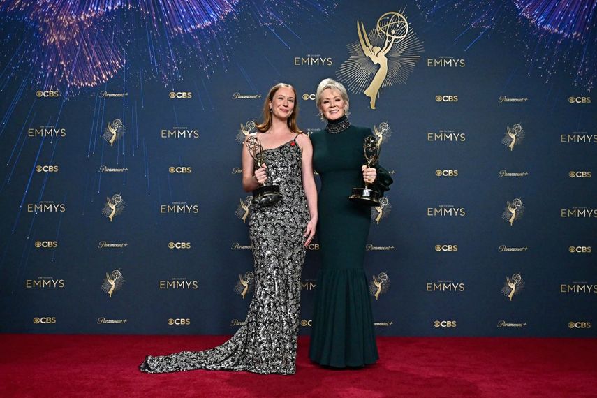 Las actrices Hannah Einbinder y Jean Smart posan en la sala de prensa con el premio a la mejor actriz de reparto en una serie de comedia por Hacks y el premio a la mejor actriz principal en una serie de comedia por Hacks, respectivamente, durante la 77.ª edición de los Premios Primetime Emmy en el Peacock Theatre de LA Live en Los Ángeles el 14 de septiembre de 2025.