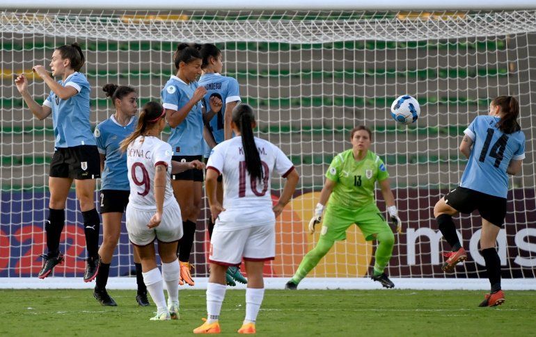 La delantera Deyna Castellanos anota el gol de Venezuela ante Uruguay. La Vinotinto comienza con triunfo en la Copa América Femenina 2022 de Bogotá