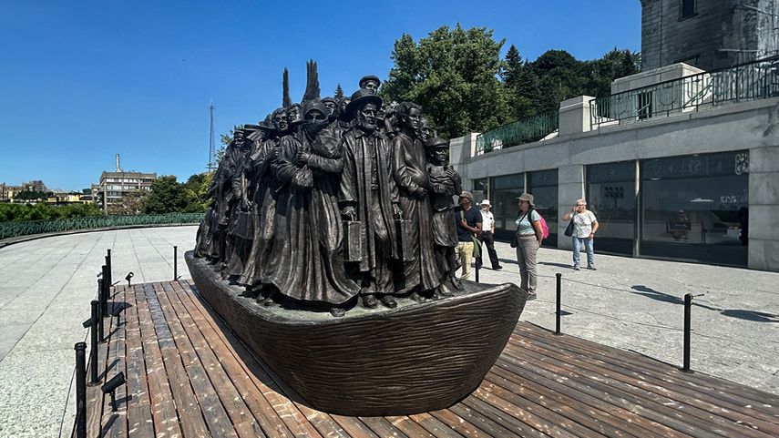 Obra de Timothy Schmalz, dedicada a los inmigrantes y refugiados, Oratoire Saint-Joseph) on Mont-Royal, Montreal.