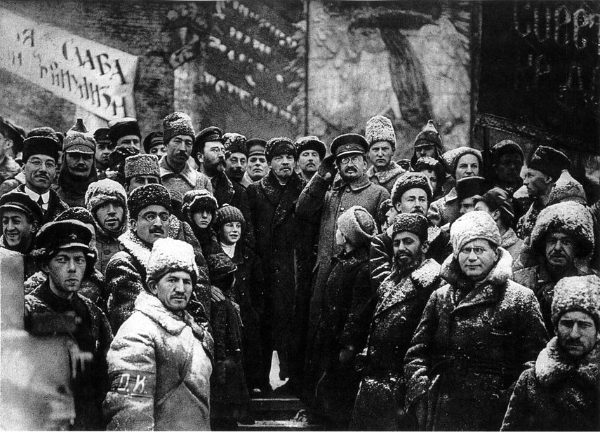 Los líderes soviéticos, incluidos Trotski y Lenin, en la Plaza Roja de Moscú, URSS, celebrando el segundo aniversario de la Revolución de Octubre. 7 de noviembre de 1919.&nbsp;