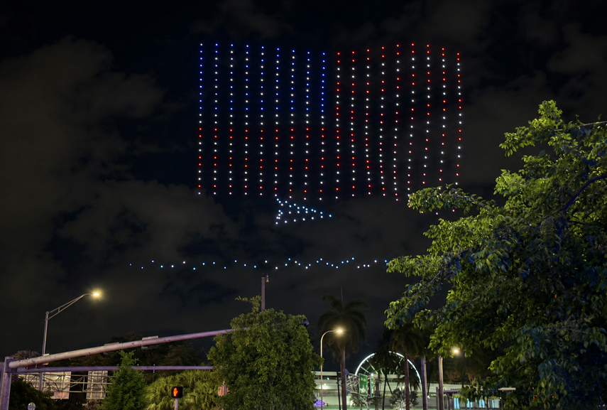 Luces rojas, blancas y azules iluminaron el horizonte conformando la bandera de EEUU, como símbolo de gratitud y amor a esta gran nación.