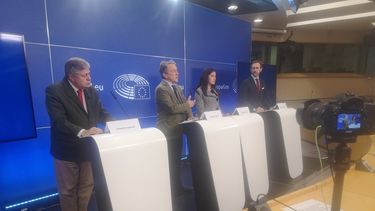 De izquierda a derecha, Leopoldo Lopez Gil (EPP), Hermann Tertsch (ECR), Rosa Maria Paya, promotora de Cuba Decide, y Jose Ramon Bauza (Renew Europe). 
