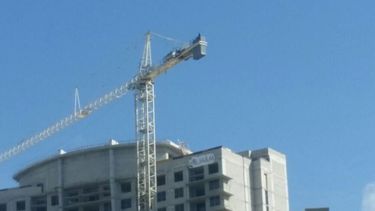 Las grúas de torre están diseñadas para soportar vientos de hasta 145 millas por hora.