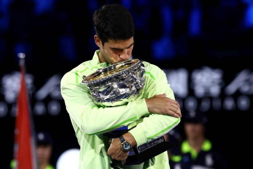 El español Carlos Alcaraz besa el trofeo del Abierto de Australia luego de vencer al serbio Novak Djokovic en la final del torneo, el 1 de febrero de 2026.