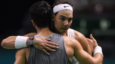 Los españoles Rafael Nadal y Carlos Alcaraz (de espalda) se abrazan durante un entrenamiento previo a la Copa Davis, el 18 de noviembre de 2024.