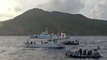 Un barco de la Guardia Costera de Japón navega cerca de otros barcos advirtiendo que se alejen de un grupo de islas en disputa por Japón y China, el 18 de agosto de 2013. 