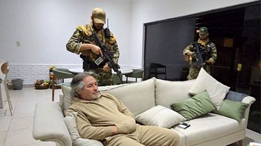 Esta fotografía, difundida el 13 de septiembre de 2025 por la Secretaría Nacional Antidrogas de Paraguay (SENAD), muestra a Hernán Bermúdez Requena, exsecretario de seguridad del estado mexicano de Tabasco, custodiado por miembros de la SENAD tras su arresto en Mariano Roque Alonso, cerca de Asunción. Bermúdez Requena, acusado de ser el líder de la banda criminal La Barredora, vinculada al poderoso Cártel Jalisco Nueva Generación, huyó de México en enero pasado para escapar de la justicia. (Foto: Secretaría Nacional Antidrogas Paraguay (SENAD) / AFP)