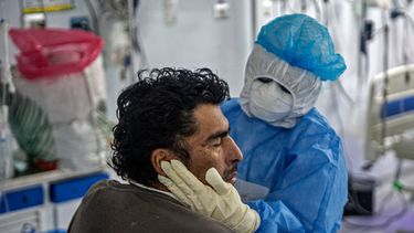 Una enfermera (2-R) realiza fisioterapia en un paciente con COVID-19 en la Unidad de Cuidados Intensivos del Hospital Alberto Sabogal Sologuren, en Lima, el 2 de julio de 2020, en medio de la nueva pandemia de coronavirus.