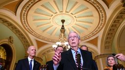 El líder republicano en el Senado, Mitch McConnell junto a un grupo de senadores republicanos en Washington.