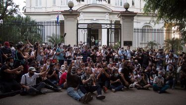 Jóvenes artistas protestan frente a las puertas del Ministerio de Cultura, en La Habana, Cuba, el viernes 27 de noviembre de 2020.
