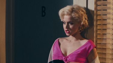Ana de Armas como Marilyn Monroe en una escena de la película Blonde.