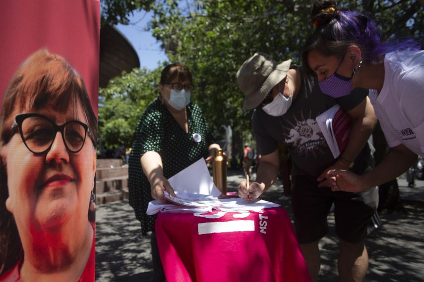La presidenta chilena de la escuela de partería Anita Roman candidata Constituyente a la Lista del Pueblo -una lista que reúne a líderes sociales y personas que se dieron a conocer en las protestas chilenas- habla con la gente en el centro de Santiago, el 30 de diciembre de 2020.