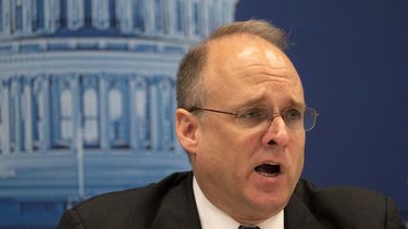 En esta foto de archivo, Marshall Billingslea, enviado presidencial especial de Estados Unidos para el control de armas, habla durante una conferencia de prensa el 23 de junio de 2020 en Viena después de que Estados Unidos y Rusia se reunieran para conversar sobre su último gran acuerdo sobre armas nucleares.&nbsp;