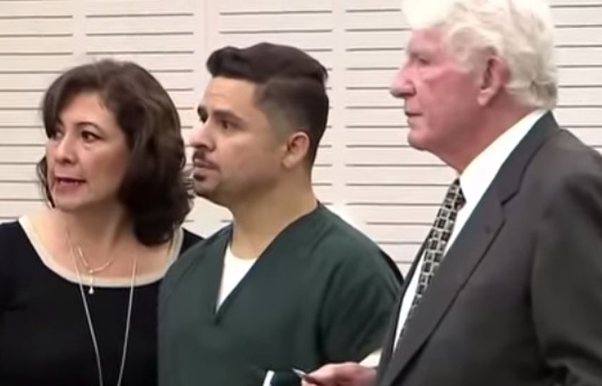 En la audiencia se le vio esposado y vistiendo el uniforme verde de los presos del Centro de Detención West Valley. (CAPTURA DE VIDEO)